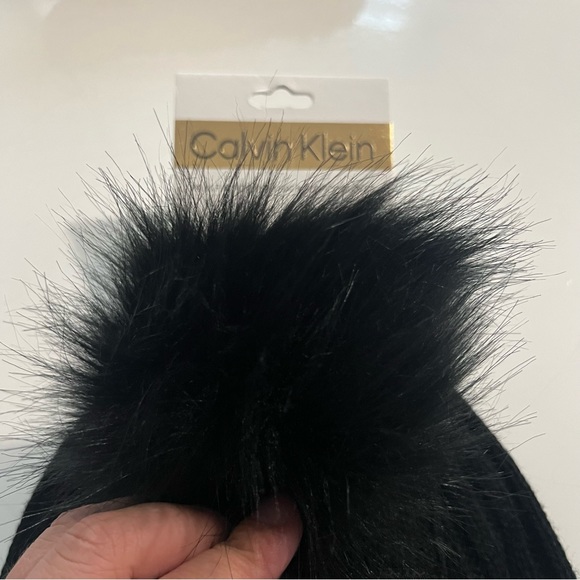 Calvin Klein Pom pom hat and flip-top gloves - Picture 5 of 6